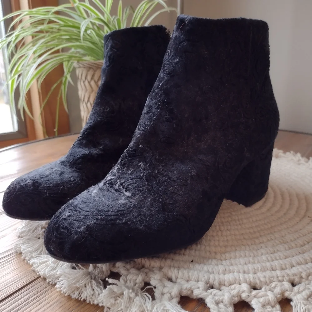 Beautiful! Velvet w/Embroidered Paisley Pattern Ankle Boot Size 8 Med NWOT - Picture 14 of 14